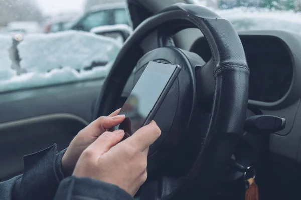 Mensajes Texto Coche Aparcado Mientras Nieve Está Cayendo Fuera Cerca — Foto de Stock