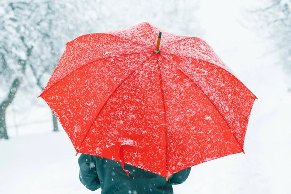 Frau Mit Rotem Regenschirm Steht Schnee Und Genießt Den Ersten — Stockfoto