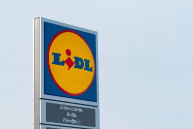 Novi Sad, Sırbistan - 20 Aralık 2018: Lidl bakkal zinciri ile Novi Sad, Sırbistan 2018 yılında açık süpermarkette. Açıklayıcı yazı işleri. 