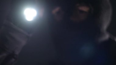 Gece, düşük anahtar seçici odak ağır çekimde, el feneri el feneri ile hırsız davetsiz misafir