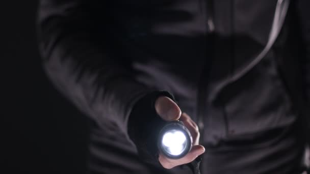 Inbrottstjuv Inkräktaren Hand Med Ficklampa Natten Låg Nyckel Selektivt Fokus — Stockvideo