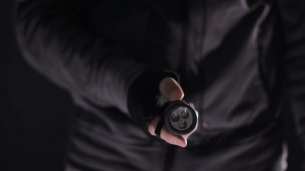 Inbrottstjuv Inkräktaren Hand Med Ficklampa Natten Låg Nyckel Selektivt Fokus — Stockvideo