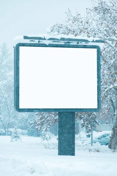 白雪街道上空空如也的广告牌广告模拟 城市地区冬季户外广告 — 图库照片