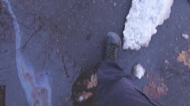 Man Lopen Besneeuwde Straat Top Uitzicht Pov Schot Van Mannelijke — Stockvideo