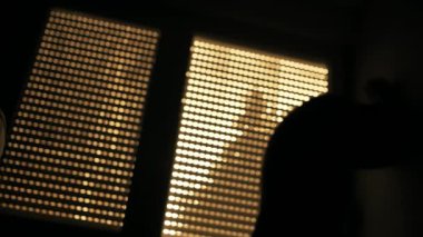 Karanlık bir odada ayakta pencerenin perişan depresif adam