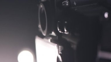 DSLR fotoğraf makinesi ve tv stüdyosu, led ışık panelinde seçici odak, düşük anahtar ağır çekim kadar yakın