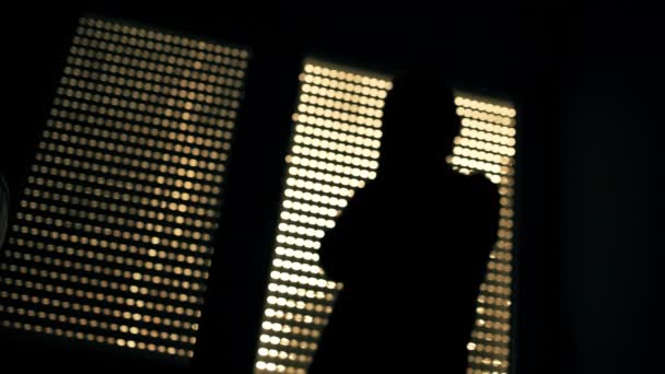 Hombre Depresivo Angustiada Pie Cuarto Oscuro Por Ventana — Vídeo de ... Hombre Depresivo Angustiada Pie Cuarto Oscuro Por Ventana — Vídeo de ...