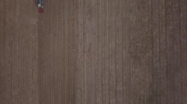 Tarım traktörü anız toprak işleme alan, üst görünümünde dron pov yapıyor havadan görünümü