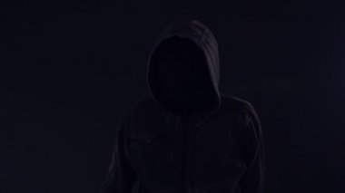 Kukuletalı bilgisayar korsanı sanal ekran, düşük anahtar ağır çekim görüntüleri metin veya grafikler kadar alay etmek için tıklatın