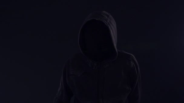 Hooded Datorhackare Klicka Virtuella Skärmen Låg Nyckel Slowmotion Footage För — Stockvideo