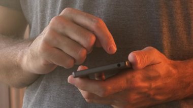 Tipik metin haber üstünde smartphone, Erkek elinde yakın çekim