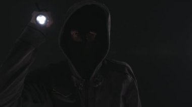 Haneye tecavüz, hırsız el feneri el feneri envading gece, düşük anahtar seçici odak yavaş vasıl ev ile, 