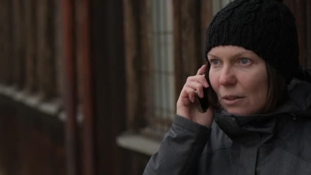Ernsthafte Frau Die Kalten Wintertagen Freien Mit Dem Handy Telefoniert — Stockvideo