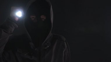 Haneye tecavüz, hırsız el feneri el feneri envading gece, düşük anahtar seçici odak yavaş vasıl ev ile, 
