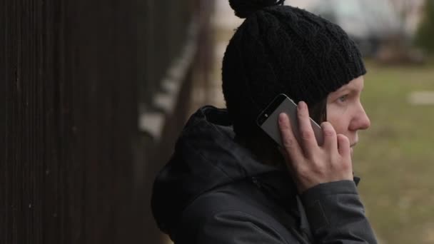Femme Sérieuse Parlant Sur Téléphone Mobile Extérieur Jour Froid Hiver — Video