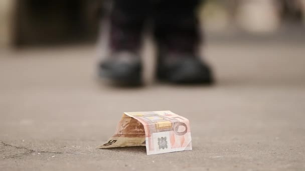 Mujer Recogiendo Dinero Pavimento Calle Cincuenta Euros Suelo — Vídeo de stock
