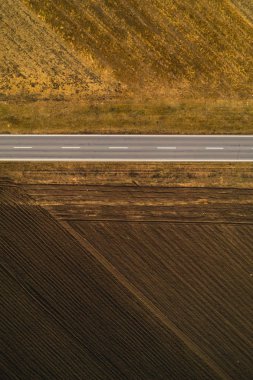 Kırsal manzara boş yolda, dron pov sonbahar öğleden sonra soyut üst görünümden havadan görünümü