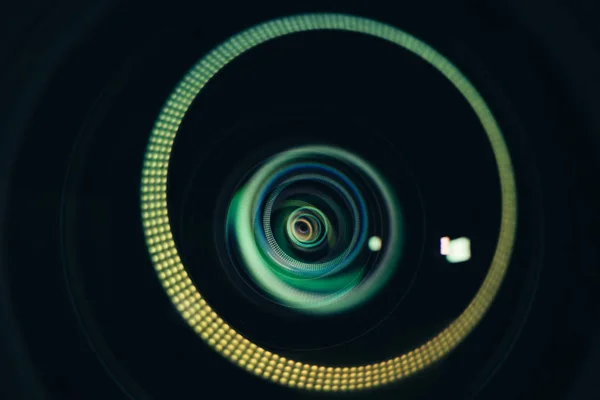 カメラのレンズ前面の要素 光のカラフルなリングで抽象的な反射 — ストック写真