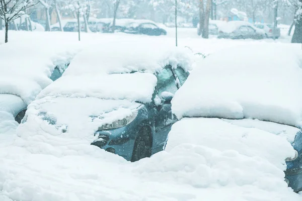 Estacionamiento Automóviles Con Coches Cubiertos Nieve Vehículos Estacionados Temporada Invierno —  Fotos de Stock