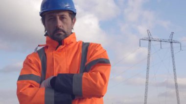 Sorun, sanayi elektrik pilon arka planda soğuk kış gününde çözmeye çalışırken düşünme elektrikçi işçi