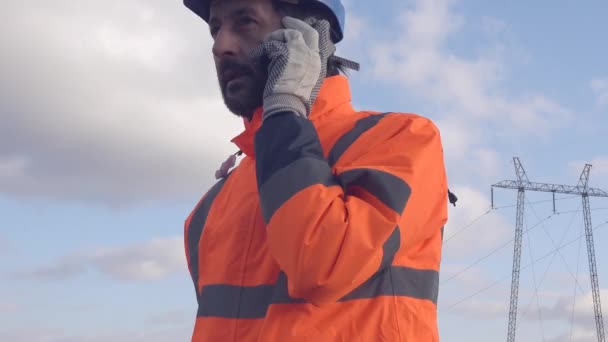 Elektriker Gespräch Mit Dem Handy Industrieller Strommast Hintergrund Kalten Wintertagen — Stockvideo