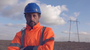 Sorun, sanayi elektrik pilon arka planda soğuk kış gününde çözmeye çalışırken düşünme elektrikçi işçi