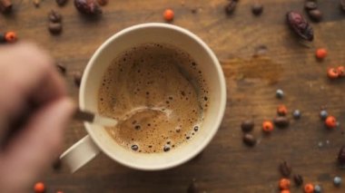 Erkek el kaşıkla üstten görünüm ağır çekim bir fincan kahve direksiyon