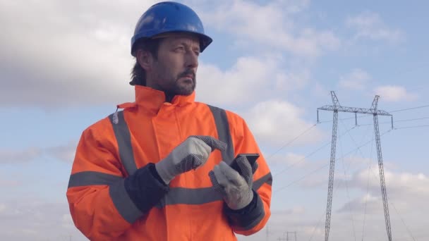 Elektriker Arbeiter Beim Sms Schreiben Auf Handy Industrieller Strommast Hintergrund — Stockvideo