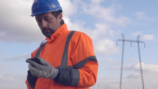 Elektriker Arbetstagare Skicka Sms Mobiltelefon Industriell Pylon Bakgrunden Kall Vinterdag — Stockvideo