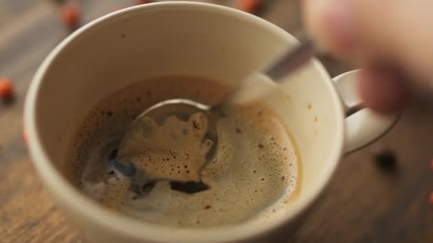 Mannenhand Stuurinrichting Koffie Een Kopje Met Lepel Bovenaanzicht Slow Motion — Stockvideo