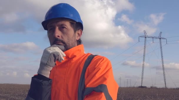 Elektriker Arbetare Tänker Försöka Lösa Problemet Industriell Pylon Bakgrunden Kall — Stockvideo