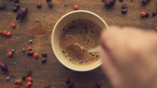 Mannenhand Stuurinrichting Koffie Een Kopje Met Lepel Bovenaanzicht Slow Motion — Stockvideo