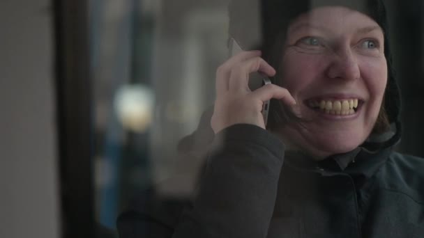 寒い冬の午後にバスで携帯電話で話している美しい大人の女性 — ストック動画