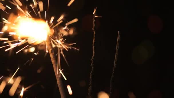 Fiesta Fiesta Chispeante Ardiente Cámara Lenta Sobre Fondo Oscuro Decorado — Vídeos de Stock