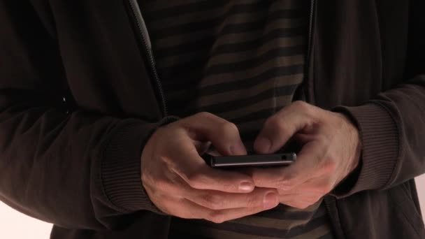 Обычный Мужчина Отправляет Смс Мобильный Телефон Помещении Закрывает Руки — стоковое видео