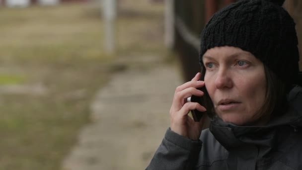 Mulher Preocupada Falando Telefone Celular Rua Dia Inverno Frio — Vídeo de Stock