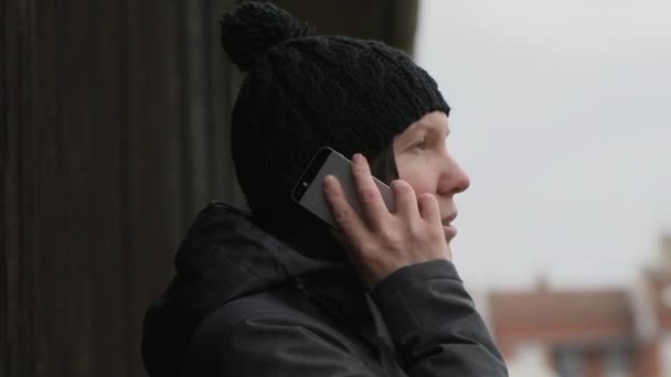 Worried Woman Talking Mobile Phone Street Cold Winter Day — Stock Video