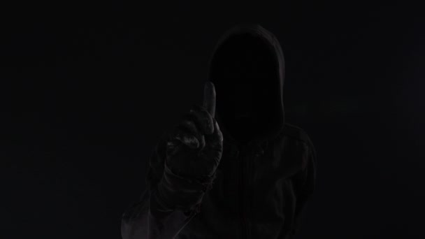顔の見えないフード付き男性人 グリッチの効果で強化されたデジタル映像の著作権侵害コンセプト — ストック動画