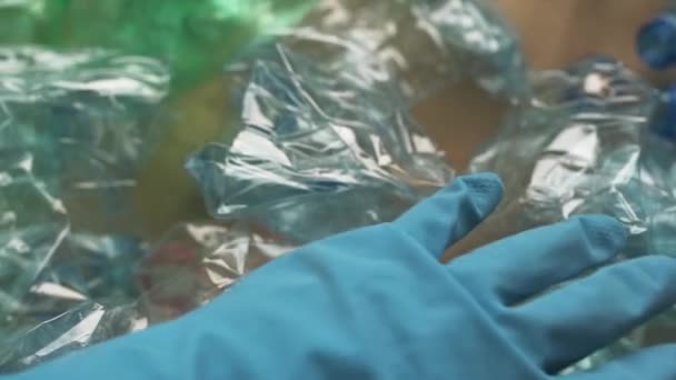 Arbeiter Sortieren Plastikflaschen Für Das Recycling — Stockvideo