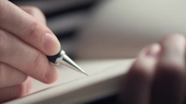 Kadın yazılı günlüğü onun oturma odası, cam kenarında yakın çekim seçici odak ile