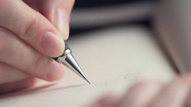 Kadın yazılı günlüğü onun oturma odası, cam kenarında yakın çekim seçici odak ile