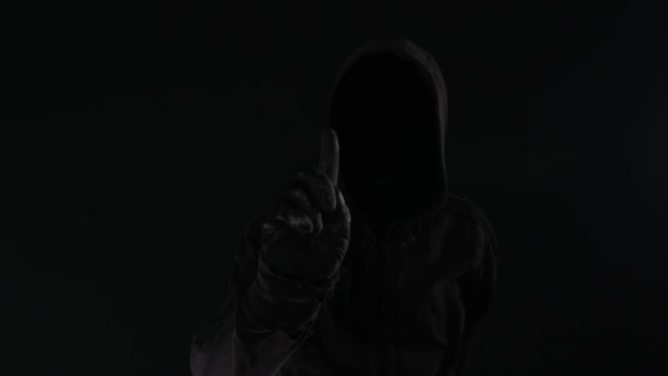 Hacktivismus Konzept Mit Gesichtsloser Vermummter Männlicher Person Digital Erweitertem Filmmaterial — Stockvideo