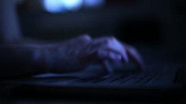 Tipik dizüstü bilgisayar kapalı gece, seçici odak ile düşük anahtar eller