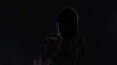 Kimlik avı dolandırıcılığı kavramı ile meçhul kukuletalı erkek kişi, dijital aksaklık etkisi ile düşük anahtar