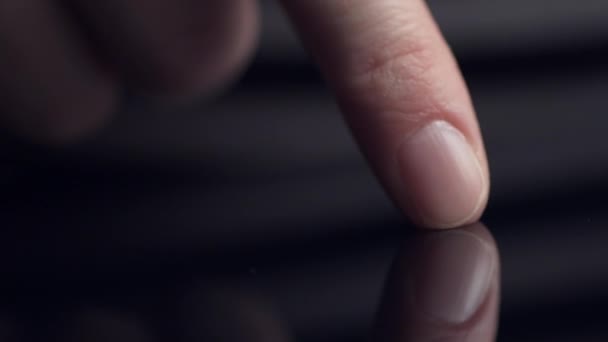 Mujer Usando Tableta Digital Primer Plano Las Manos Con Dedo — Vídeo de stock