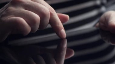 Sosyal ağ iletişimi ve iletişim için tablet bilgisayar kullanan kadın