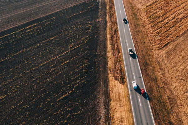 Letecký Pohled Auta Jedoucí Cestách Prostřednictvím Obyčejná Krajina Slunečné Podzimní — Stock fotografie