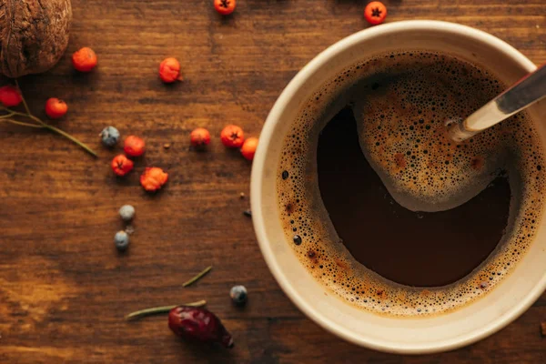 Herbstlicher Morgenkaffee Liegt Auf Dem Tisch Nahaufnahme Selektiver Fokus — Stockfoto