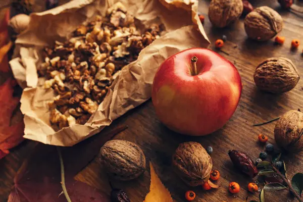 Apfel Und Walnuss Herbst Überfluss Gesunde Bio Früchte Auf Holztisch — Stockfoto