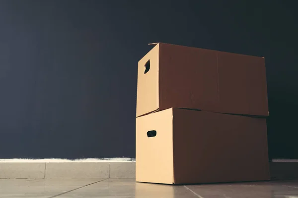 Συσκευασίας Και Μετακίνηση Στο Σπίτι Κουτιά Από Χαρτόνι Για Πάτωμα — Φωτογραφία Αρχείου